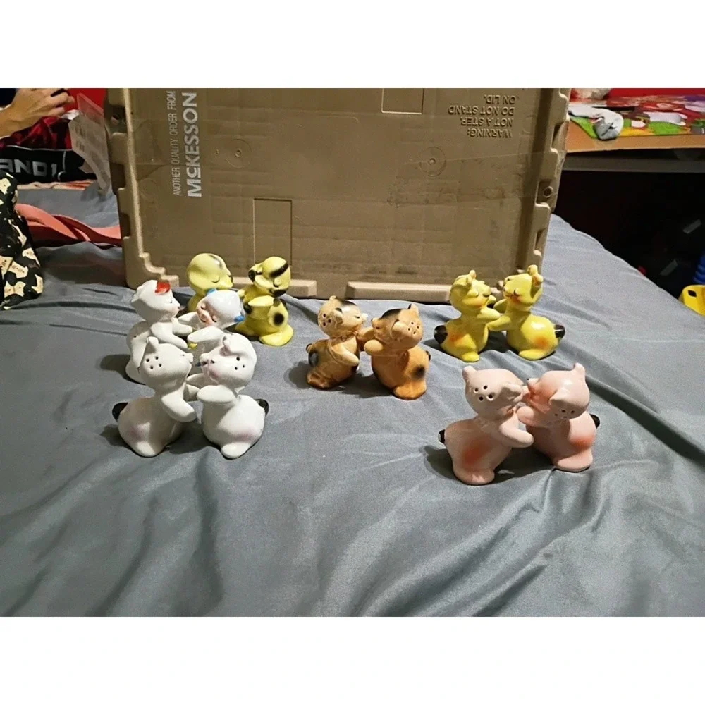 Vintage Van‎ Tellingen Huggers Salt and Pepper Shakers